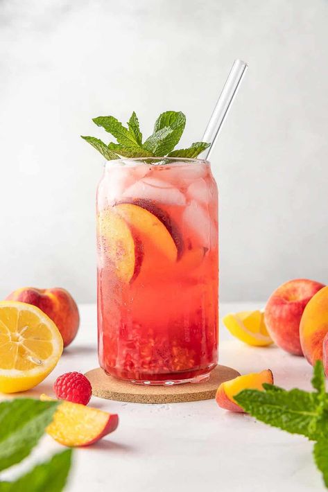 Raspberry Peach Lemonade Cooler via @cookinwithmima Raspberry Peach Lemonade, Lemonade Recipe Homemade, Peach Lemonade Recipe, Rasberry Lemonade, Peach Raspberry, Iced Drinks Recipes, Pretty Alcoholic Drinks, Plats Healthy, Orange Smoothie