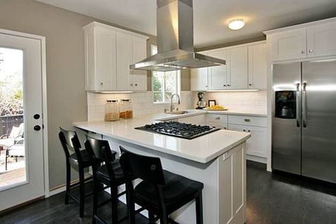 G shaped kitchen with breakfast bar next to door Island Stove, Small U Shaped Kitchen, 10x10 Kitchen, Inexpensive Kitchen Remodel, Layout Kitchen, Best Kitchen Design, Small Kitchen Cabinets, Galley Kitchen Remodel, White Kitchen Remodeling