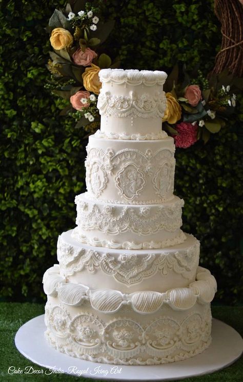 White Piping Wedding Cake, Wedding Cakes Fancy, Vintage Wedding Cake Designs Lace Detail, Piped Wedding Cakes, Buttercream Wedding Cake Elegant, 1950s Wedding Cake, White Wedding Cakes Elegant, Old Fashioned Wedding Cake, Vintage Inspired Wedding Cake