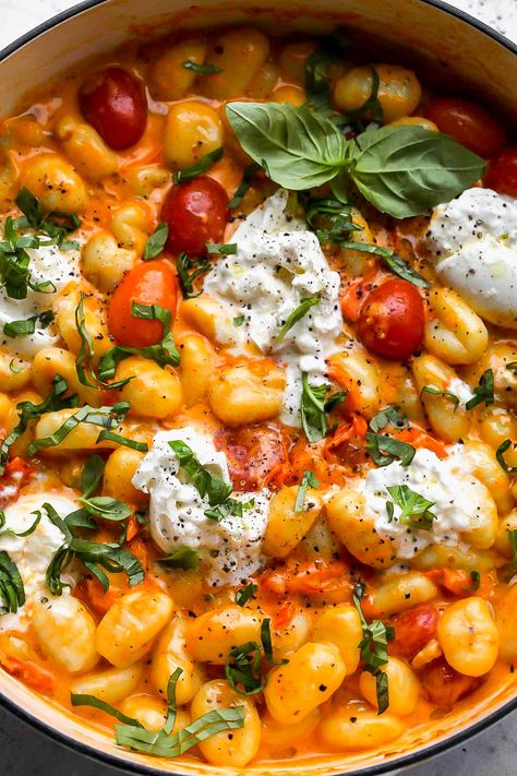 Gnocchi With Burrata, Creamy Tomato Gnocchi, Vegetarische Diners, Tomato Gnocchi, Makanan Italia, Resep Pasta, Diner Recept, God Mad, Läcker Mat