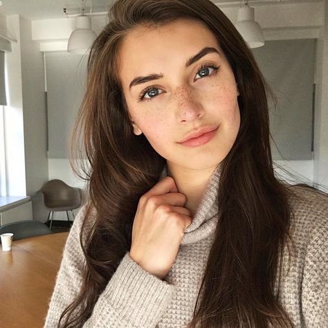 Jessica Clements Jessica Clements, Coffee Facial, Jessica Clement, Ideas De Maquillaje Natural, Glowing Radiant Skin, Luscious Hair, Home Remedies For Hair, No Makeup, Skin Complexion