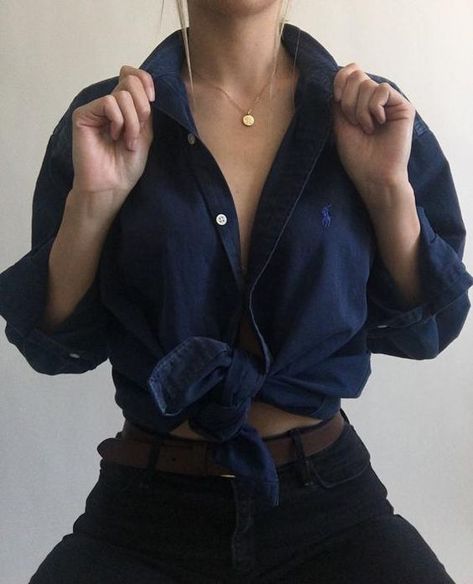 Navy Dorm, Jean Button Up Shirt, Necklaces Beautiful, Outfits Con Camisa, Blue Button Up Shirt, Delicate Necklaces, Shimmer Eyeshadow, Barbie Fashionista, Outfit Jeans