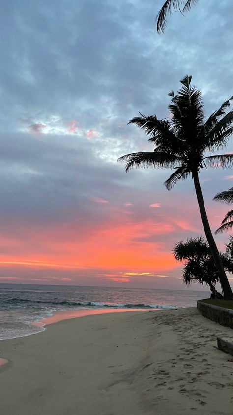 #srilanka #sunset #sunsetphotography #tropical #ocean #oceanviews #asia #srilankatravel #beach #beachvibes #шриланка #travel2023 #travel Sri Lanka Beach, Gap Year Travel, Xiaomi Wallpapers, Tropical Illustration, Tropical Ocean, Sri Lanka Travel, Summer Destinations, Sky Photos, Best Sunset