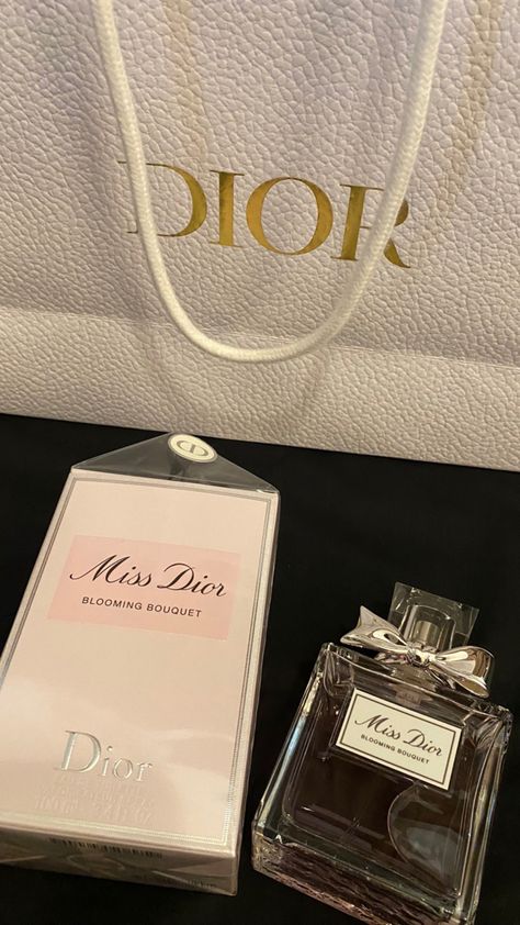 Miss Dior Blooming Bouquet, Boy Blurred Pic, Snap Streak Ideas Easy, Luxury Birthday, Cute Couple Gifts, Snap Streak, Chanel Perfume, Cute Birthday Gift, Perfume Lover