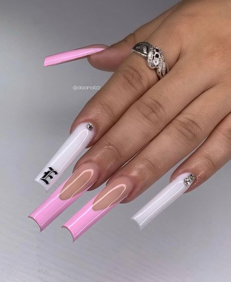 Pink And White Nails With Initial, Light Pink Acrylic Nails With Initial, Long Acrylic Nails Initial, Unique Acrylic Nails With Initials, Nails Inspiration With Bf Initial, Nails With Letter E Initial, Cursive Letter On Acrylic Nails, Letters On Nails Acrylic, Nails With E Initial