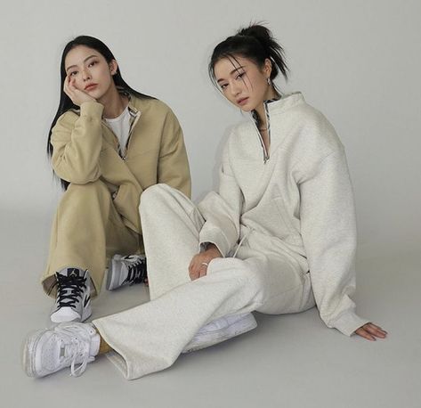 Fashion Model Poses Duo, 2 Best Friends Pictures Aesthetic, 2 Model Poses Together, Girlfriends Photoshoot, Sisters Photoshoot Poses, Sisters Photoshoot, Studio Photography Poses, Photoshoot Studio, Bff Photoshoot Poses