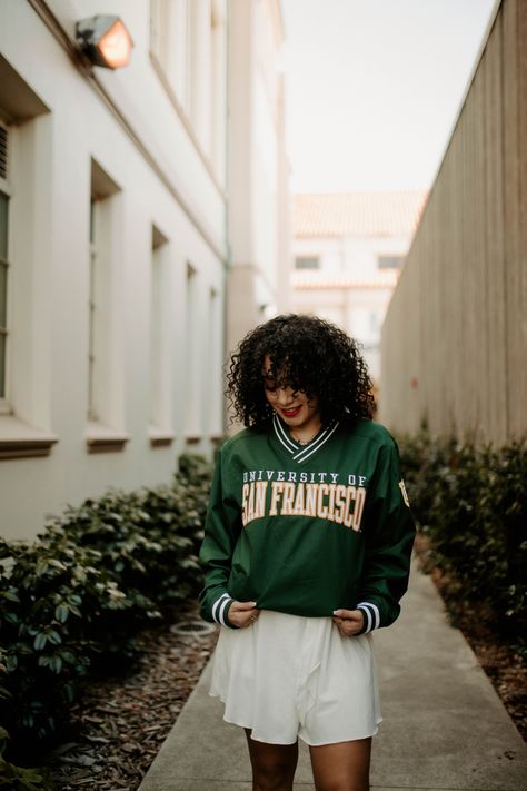 Campus Photoshoot, Pic Mood, Grad Session, University Of San Francisco, College Senior Pictures, Grad Pic, Fashion College, Campus Style, Brand Shoot