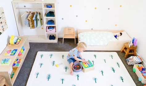 How to Montessori Your Two-Year-Old's Bedroom Two Year Old Bedroom Boy Rooms, One Year Old Bedroom Boy, Montessori Boys Room, Small Toddler Bedroom, Camera Montessori, Montessori Room Ideas, Brother Room, Montessori Toddler Bedroom, Montessori Toddler Rooms