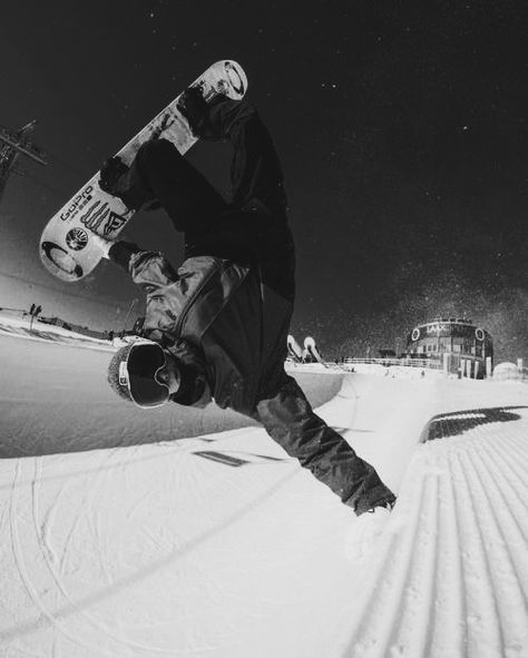 Snowboarding Action Shots, Cool Snowboarding Pictures, Winter Sports Aesthetic, Snowboard Photoshoot, Ski Bum Aesthetic, Snow Boarding Aesthetic, Snowboard Pics, Snowboard Photography, Snowboarding Art