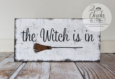 a bruxa está Pallet Halloween, Witch Signs, Halloween Wood Crafts, Primitive Signs, Primitive Halloween, Halloween Sign, Fall Halloween Crafts, In Sign, Wicked Witch