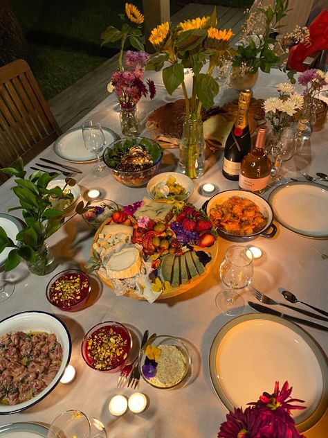 Aesthetic Birthday Party Food, Dinner Party Outside Aesthetic, Dinner Table Setting Ideas Home, Formal Dinner Birthday Party, Dinner Party Aesthetic Winter, Summer Birthday Table Decor, Vision Board Dinner Party, Flowers Dinner Party, Outdoor Birthday Dinner Decor