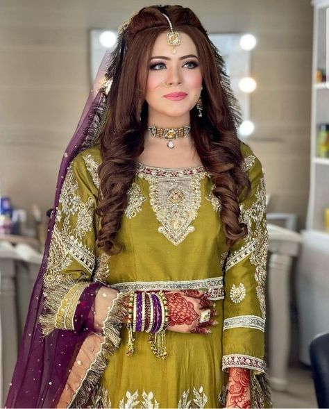 Mayo Mehndi Dress, Mayo Hairstyle, Mehndi Aesthetic, Girls Party Hairstyles, Hairstyles Designs, Mehandi Dress, Pakistani Bridal Hairstyles, Mehndi Hairstyles, Mehndi Outfit