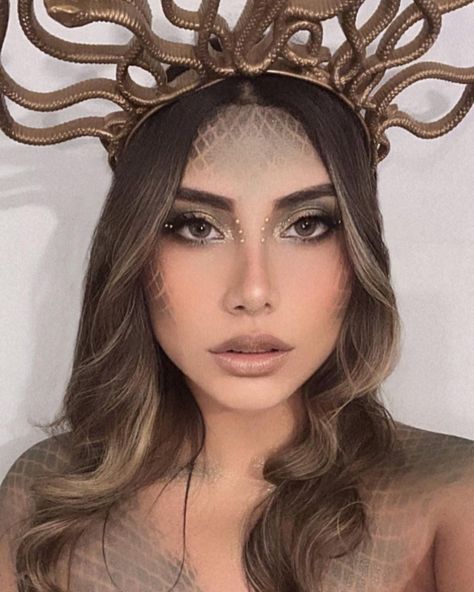 Madussa Halloween Makeup, Madussa Face Makeup, Medusa Make Up Ideas, Medusa Make Up Easy, Halloween Medusa Makeup, Greek Goddess Costume Ideas, Black Mini Dress Halloween Costume, Halloween Costumes Women Medusa, Diy Medusa Costume Outfit