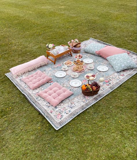 Picnic Party Decorations, Picnic Date Food, Picnic Planning, Picnic Birthday Party, Picnic Inspiration, Picnic Decorations, Romantic Ideas, Cute Date Ideas, Picnic Birthday