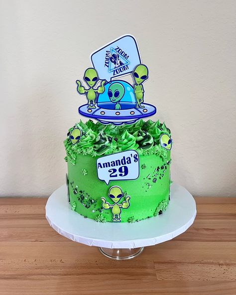 Aliens birthday cake (and a little bit of Zenon) Custom cakes in Orlando Fl./Tortas personalizadas en Orlando Fl #cakesinorlando #customcakesinorlando #thecitybeautifulcakes #cakeart #orlandofl #zoomzoomzoom #alienscake Alien Cake, Alien Birthday, Orlando Fl, Cake Art, Custom Cakes, Beautiful Cakes, Aliens, Orlando, Birthday Cake