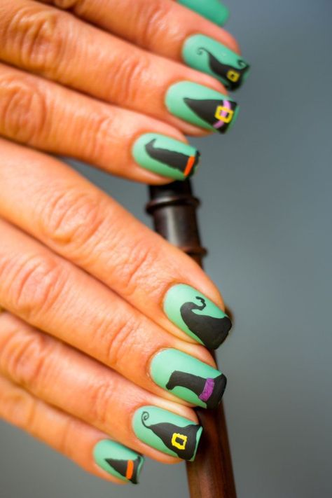 Witch Hat Nails, Halloween Nail Art Tutorial, Halloween Nail Art Designs, Fun Halloween Nails, Halloween Nail Art Ideas, Witch Nails, Fingernail Designs, Fall Nail Art Designs, Goth Nails