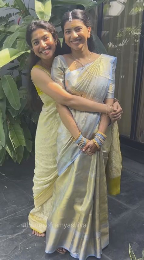 Poses For Sisters In Saree, Sauth Saree Look, Sisters Photoshoot Poses Traditional, Onam Saree Poses With Friends, South Indian Poses, Poses For Sisters In Traditional, Traditional Poses With Friends, Poses With Best Friend In Traditional, Saree Poses With Sister