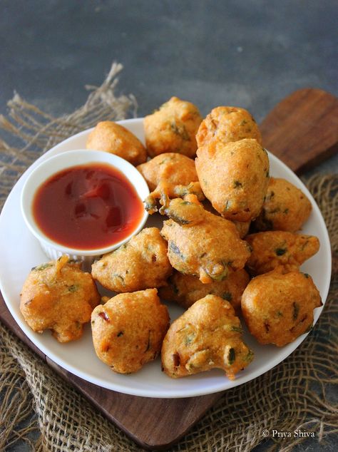 Moong Dal Pakoda Recipe Bhuna Gosht, Lentil Fritters, Pakoda Recipe, Aloo Recipes, Pakora Recipes, Snack Prep, Birthday Display, Dosa Recipe, Moong Dal