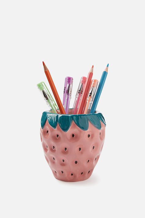 strawberry pen holder Air Dry Clay Pencil Holder, Crafts Pencil Holder, Clay Pen Holder, Clay Pencil Holder, Polymer Clay Pens, Diy Pencil Holder, Clay Lesson, Clay Pen, Diy Air Dry Clay