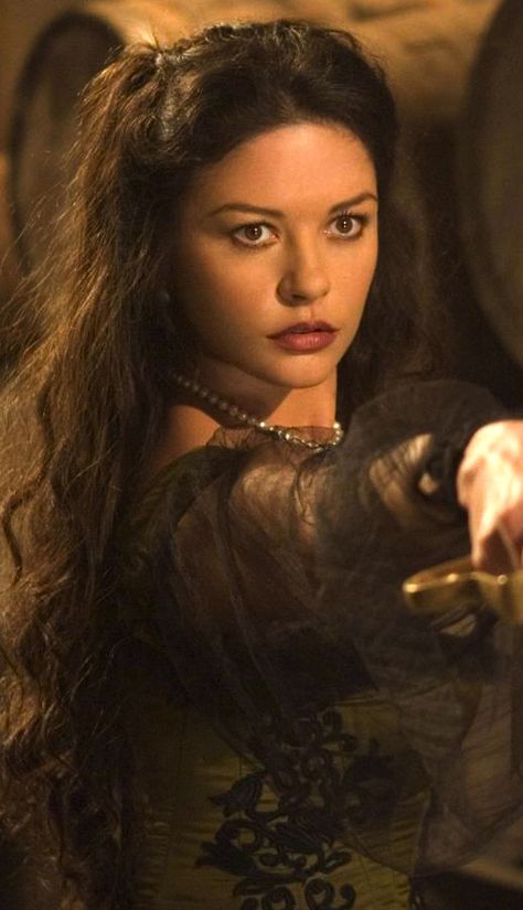 Catherine Zeta Jones during the filming of Zorro Catherine Zeta-jones, The Mask Of Zorro, Zeta Jones, Renee Zellweger, Catherine Zeta Jones, Actrices Hollywood, Costumes Ideas, Stil Inspiration, Swansea