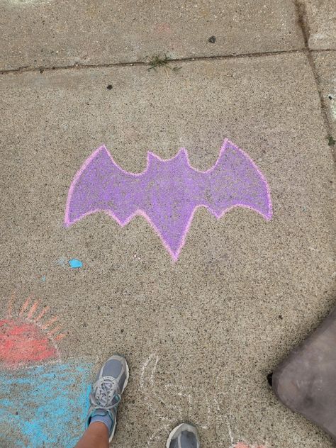 Sidewalk Chalk Drawings, Cute Chalk Ideas Easy, Chalk Ideas Easy, Chalk Art Ideas Easy, Things To Draw With Chalk, Teen Summer Crafts, Easy Chalk Art, Easy Chalk Drawings, Summer Chalkboard Art