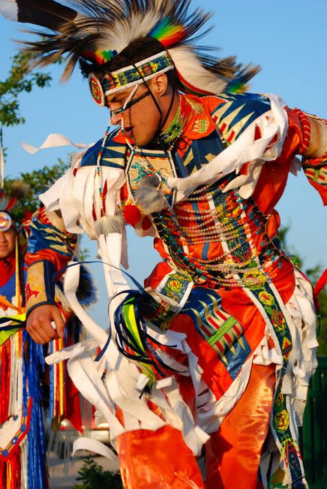 Red Earth Powwow Dancer - OKC, OK Native American Dancing, Powwow Dancers, Rock Drawing, Chicken Dance, Native American Dance, Lakota Sioux, Native American Regalia, Native American Images, Native Pride