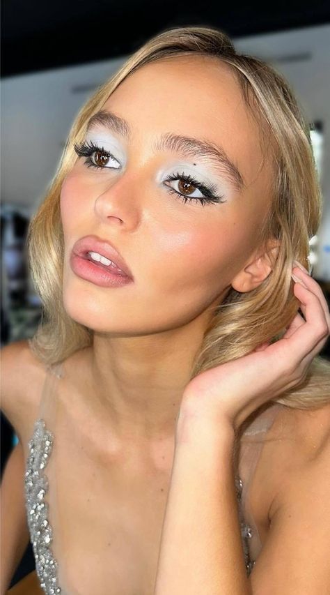 Y2K Called, and It's Bringing Icy Blue Eye Shadow Back—Here's How to Wear It Now Icy Blue 90s Makeup, Blue Eyeshadow Blonde Hair, Frosted Eye Makeup, Frosted Eyeshadow 90s, Frosted Blue Eyeshadow, Icy Eye Makeup, Powder Blue Eye Makeup, Icy Eyeshadow Looks, Blue And Brown Eye Makeup