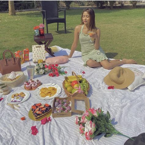 Aesthetic picnic setup Aesthetic Picnic Setup, Cute Picnic Setup, Picnic Setup Ideas, Picnic Set Up, Picnic Board, Aesthetic Setup, Picnic Setup, Indoor Garden Party, Picnic Photography