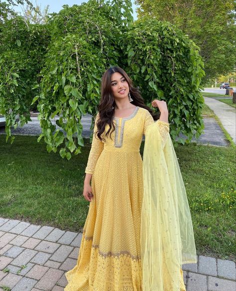 Sharara Suit Photo Poses, Pose In Sharara Suit, Poses For Sharara Dress, Desi Poses For Instagram, Poses In Punjabi Suit, Poses In Sharara Suit, Poses In Sharara, Ethnic Poses For Women, Poses For Traditional Wear