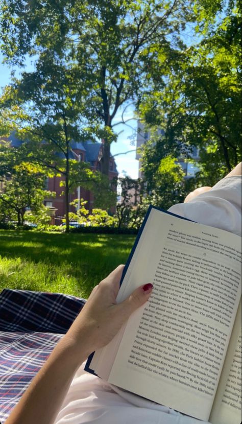 reading outside on a sunny day 🤗🤗 Spending Time Outside Aesthetic, Read Outside, Outside Aesthetic Day, Day Off Aesthetic, Reading Outside Aesthetic, Sunny Day Aesthetic, Summer Reading Aesthetic, Reading In The Sun, Reading Outside