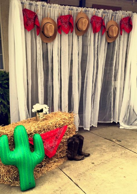 Cowboy Photo Booth Ideas, Cowboy Background Western Theme Photo Booths, Hoedown Photo Booth, Diy Cowboy Backdrop, Western Party Photo Booth, Rodeo Float Ideas, Western Photo Booth Ideas, Wild West Photo Booth, Texan Party Theme