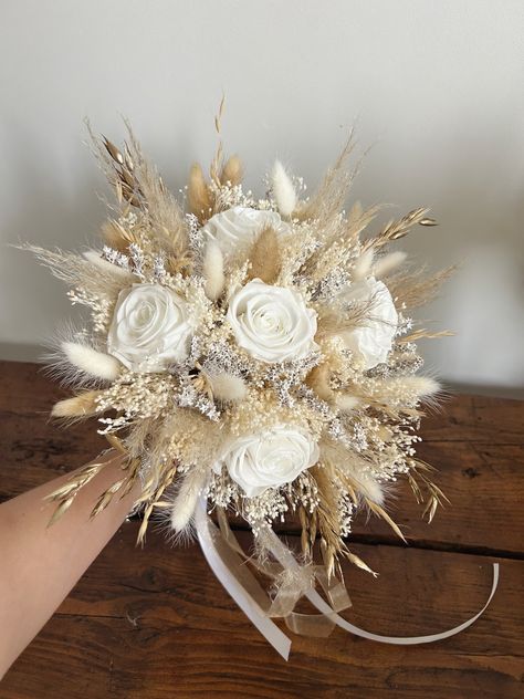 Neutral Wedding Flowers Centerpieces, Simple Dried Flower Bouquet, White And Gold Wedding Flowers, White And Gold Wedding Bouquet, White Gold Bouquet, Beige Bouquet, Engagement Bouquet, Engagement Flowers, Emerald Green Wedding Theme