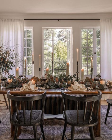 Time feels like it’s flying, anyone else?? But ‘tis the season to start thinking about holiday plans. Sharing some inspo from… | Instagram Holiday Decor Trends, Christmas Dining Table Decor, Neutral Holiday Decor, Christmas Dining Table, Amber Lewis, Shoppe Amber Interiors, Walnut Dining Table, Amber Interiors, Christmas Dining