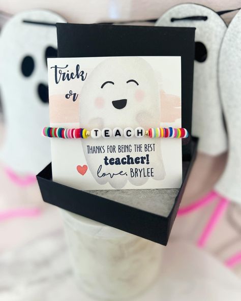 Teach Bracelets, Fall Teacher Gifts, Halloween Teacher Gifts, Carte Halloween, Box Ribbon, Disc Bracelet, Junk Mail, Thank You Teacher Gifts, Halloween Card