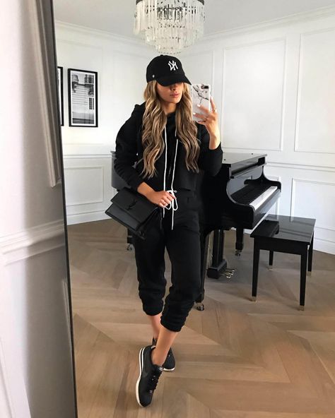 Black Cap Outfit, Cap Women Outfit, Cap Outfits For Women, Black Sweatsuit, Black Sneakers Outfit, Chic Athleisure Outfits, Baseball Cap Outfit, Ny Outfits, Errands Outfit