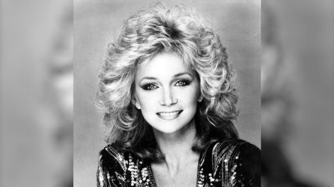 Barbara Mandrell Tells Story About Sharing A Bed With Patsy Cline While On Tour | Classic Country Music Videos Barbara Mandrell, Country Guys, Country Western Singers, 1970s Hairstyles, Country Gal, Bouffant Hair, Shania Twain, Female Musicians, Country Music Artists