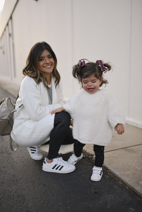 Outfits For Mothers Day, Mommy Baby Matching Outfits, Outfits For Mothers, Twining Outfits, Girls Sneakers Outfit, Matching Mommy Daughter Outfits, Mommy Daughter Dresses, Superstar Outfit, Outfit Photoshoot