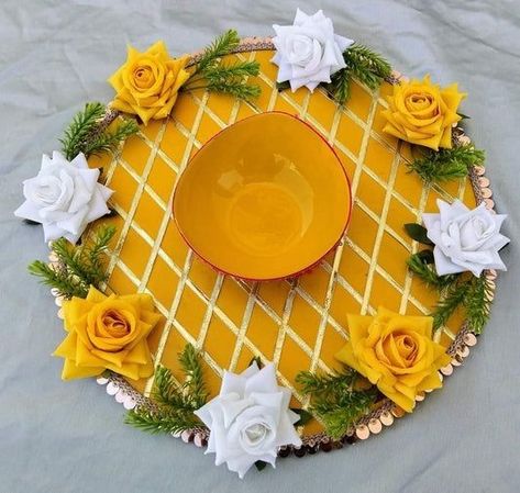 Haldi Plate, Haldi Tray, Haldi Decoration Ideas At Home, Haldi Platter, Haldi Decoration Ideas, Haldi Ceremony Decorations, Wedding Platters, Haldi Function, Thali Decoration Ideas