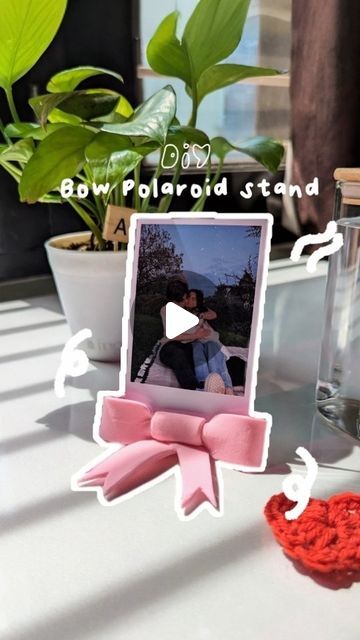 Zeni Art ‧₊˚🖇️ DIY with me ✂️⋅♡༘⋆ on Instagram: "🎀Easy clay photo holder ✨ @zeni.art_ follow me for more DIYs 🌷  Takes less than 5 mins and is so worth it 🥰  This is always on my table. I adore it sooo much 😍 Hope you like it too! 💖 . . . . . . . . . . .  #diy #diyphotoholder #polaroidstand #tabledecor #diyroomdecor #arcticmonkeys #spedup #fy #fyp #fypシ #explore #explorepage #trending #viral #coquette #cutegiftideas #coquetteaesthetic #coquettefashion #coquettegirl #coquettecore #foamclay #superclay #superclaycraft #foamclaycraft #diycraft #decorideas #coquettediy #polaroid #bow #diybow [DIY Bow Polaroid Stand, Foam Clay Crafts, Polaroid Display Ideas, DIY Room Decor, Handmade Photo Holder, Foam Clay Art, Cute Desk Decor, Creative Polaroid Stand, Coquette Aesthetic DIY, Easy Craft Pr Poloroid Pictures Holder Clay, Clay Art Decoration, Cute Diy Desk Decor, Air Dry Clay Photo Stand, Polaroid Diy Ideas, Polaroid Photo Holder, Diy Polaroid Holder, Clay Polaroid Stand, Clay Poloroid Holder