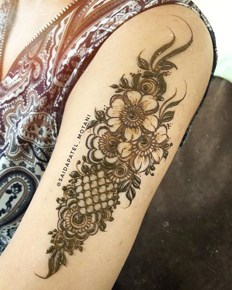 Mehendi Arm Tattoo, Upper Arm Mehndi Design, Arm Mehandi Designs, Half Arm Henna Designs, Henna Hand And Arm, Henna Design Arm, Upper Arm Henna, Henna On Arm, Arm Mehndi Design