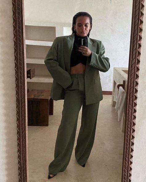 This Summer Micro-Trend Is Already Dominating 2021 Khaki Suit Women, Suit Trousers Women, Bra Top Outfit, Midriff Outfits, Oversized Tailoring, Casual Bra, Khaki Suit, Cutout Skirt, Sporty Crop Top