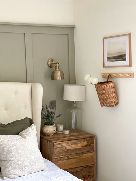 Bedroom decor green and white with panelling and cream linen bed Kate Murnane, Farrow And Ball Hardwick White, Spare Bedroom Decor, Hardwick White, Farrow And Ball Bedroom, Perete Accent, Sage Bedroom, Living Room Panelling, Swatch Book