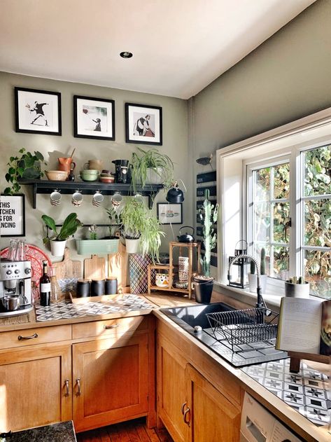 Kitchen With Green Walls, Green Kitchen Walls, Light Wood Cabinets, Cottage Style Kitchen, Green Walls, Green Kitchen, Wood Kitchen, Küchen Design, Wood Cabinets