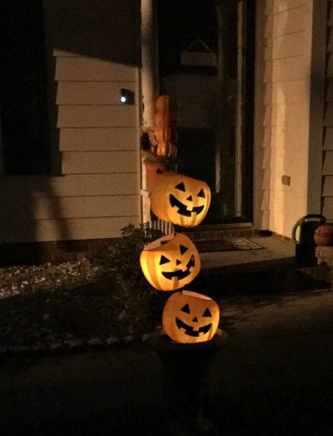 Pumpkin Pail Decor, Pumpkin Pail Crafts, Pumpkin Bucket Crafts, Plastic Pumpkins Crafts, Dollar Store Pumpkin, Plastic Pumpkins Bucket, Fun Diy Halloween Decorations, Halloween Yard Art, Pumpkin Pail