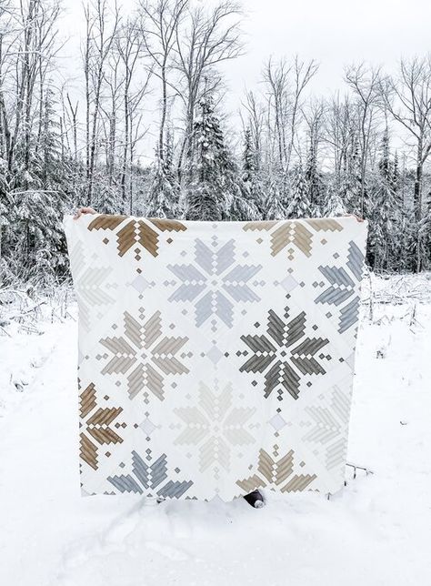 Neutral Knitted Star Quilt — Kaylee Quilts Knitted Star Quilt, Winter Quilts Patterns, Knitted Star, Low Volume Quilt, Snowflake Quilt, Neutral Quilt, Christmas Quilt Patterns, Quilt Modernen, Holiday Quilts