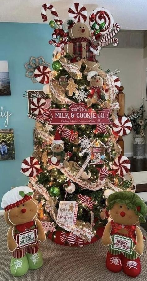 Ginger Bread Man Christmas Tree, Gingerbread Trees Christmas, Gingerbread Christmas Tree Ideas, Gingerbread Tablescape, Gingerbread Man Tree, Gingerbread Garland, Gingerbread Man Christmas Tree, Instagram Magazine, Grinch Decor