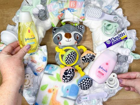 Diaper Wreath Diy, Diaper Wreath Tutorial, Baby Socks Roses, Diy Baby Shower Gift, Baby Shower Wreath, Diaper Wreath, Diaper Gifts, Baby Grooming, Shower Diy