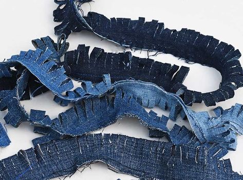 Denim Feathers, Jeans Flowers, Denim Upholstery, Pom Flowers, Denim Scraps, Pom Pom Flowers, Denim Crafts Diy, Diy Step By Step, Felt Roses