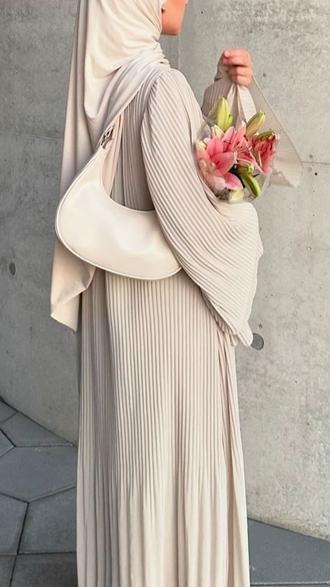 Beige Aesthetic Dress, Arabic Abaya Designs, Pretty Abayas, Modest Clothing Muslim, Hijabi Fashion Abayas, Dubai Abaya Fashion, Abaya Outfits, Arabic Abaya, Abaya Styles