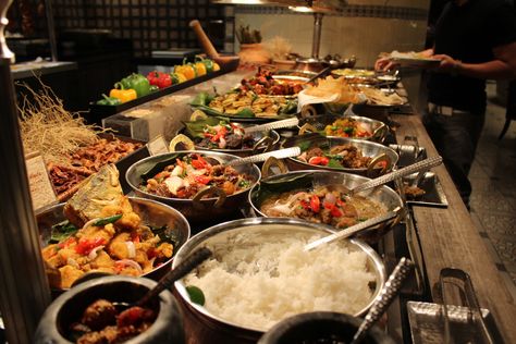 indian buffetts | The Buka Puasa Grand Buffet at the Mandarin Oriental Hotel, Kuala ... Ramadan Buffet, Buka Puasa, Break Fast, Italian Dessert, Luxury Travel Destinations, Kuala Lumpur Malaysia, Kung Pao Chicken, Kuala Lumpur, Paella